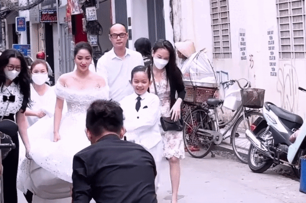 Con trai 7 tuổi có cử chỉ gây xúc động tại lễ cưới Khánh Thi - Phan Hiển - 2 Con trai 7 tuổi có cử chỉ gây xúc động tại lễ cưới Khánh Thi - Phan Hiển - 2