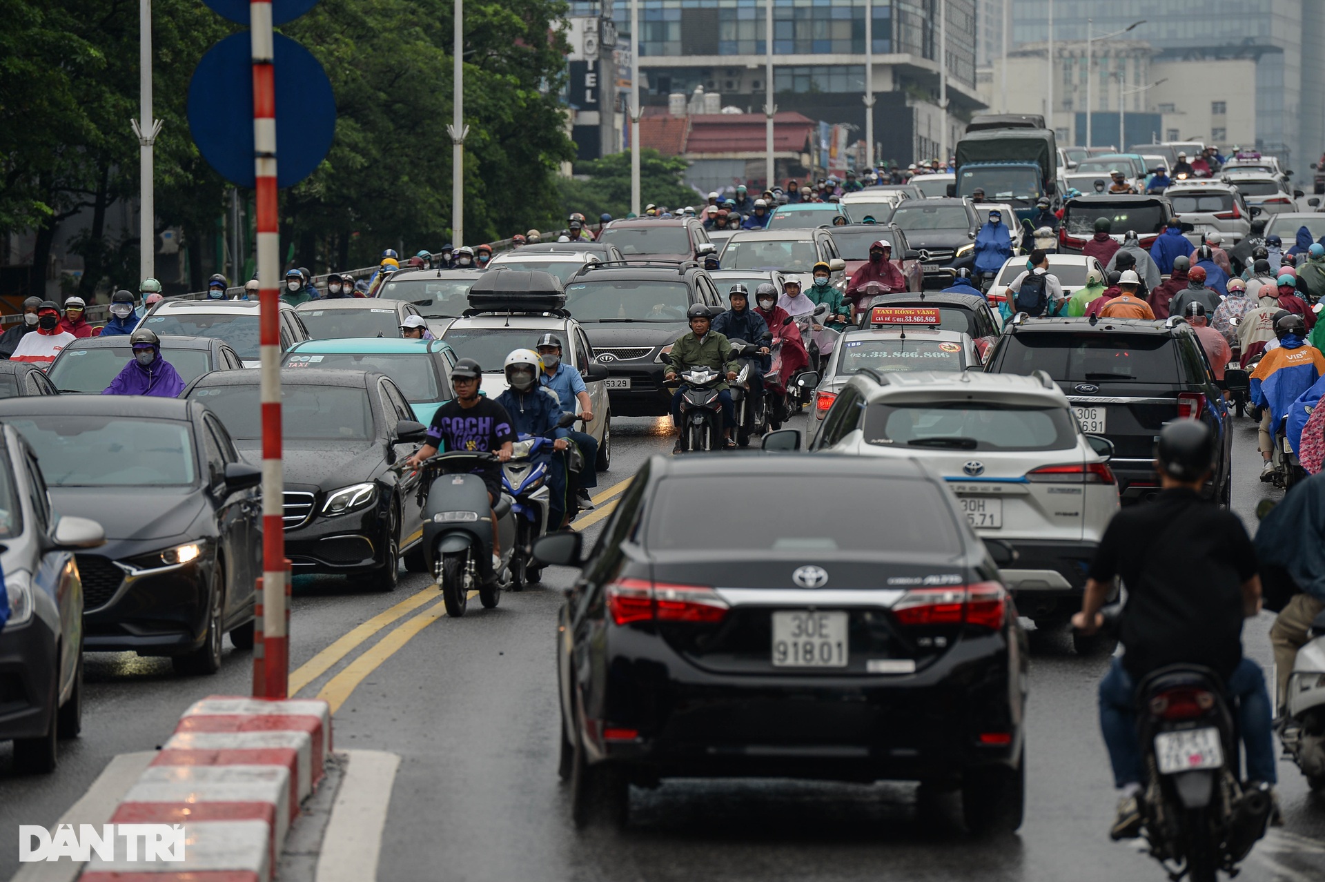 Hà Nội ùn tắc nhiều tuyến phố buổi sáng đầu tuần - 8 Hà Nội ùn tắc nhiều tuyến phố buổi sáng đầu tuần - 8