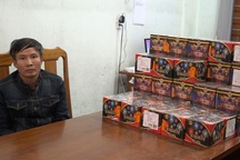 Bị bắt giữ khi đang bốc xếp hơn 60kg pháo lên xe