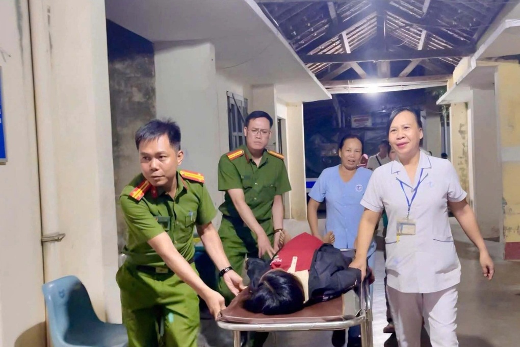 Công an, cán bộ xã băng rừng đưa sản phụ chuyển dạ đến bệnh viện - 2 Công an, cán bộ xã băng rừng đưa sản phụ chuyển dạ đến bệnh viện - 2