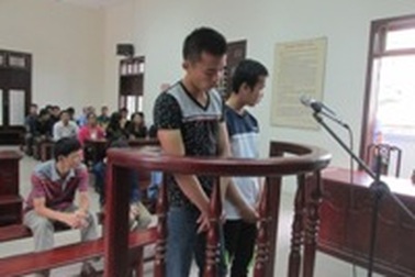 Cho đi nhờ xe rồi hiếp dâm