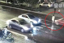 Người phụ nữ bị xe cán 2 lần, không ai quan tâm