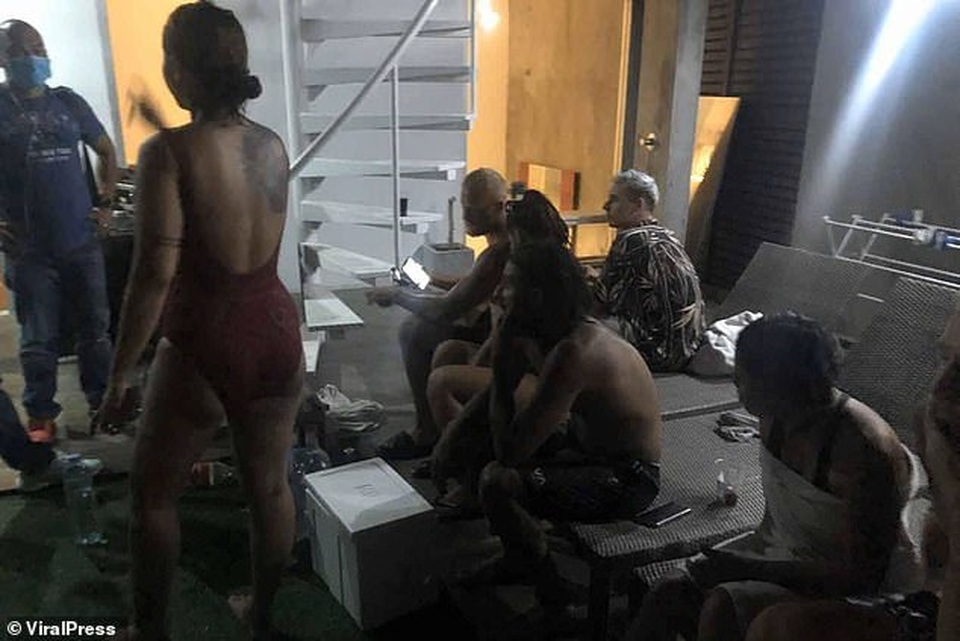 Nhóm khách tiệc tùng thác loạn trong phòng khách sạn - 4 Nhóm khách tiệc tùng thác loạn trong phòng khách sạn - 4