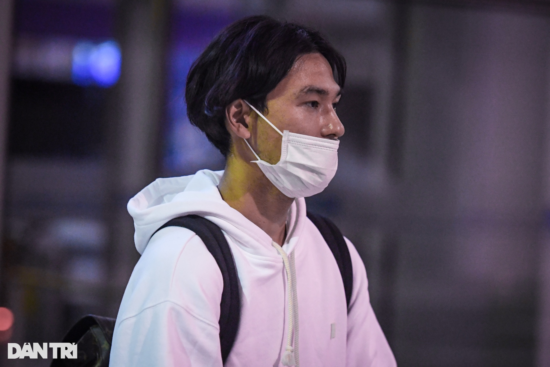 Takumi Minamino vẫy tay chào người hâm mộ khi đặt chân tới Việt Nam - 3 Takumi Minamino vẫy tay chào người hâm mộ khi đặt chân tới Việt Nam - 3