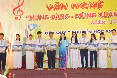 Biểu diễn văn nghệ đón năm mới gây quỹ khuyến học