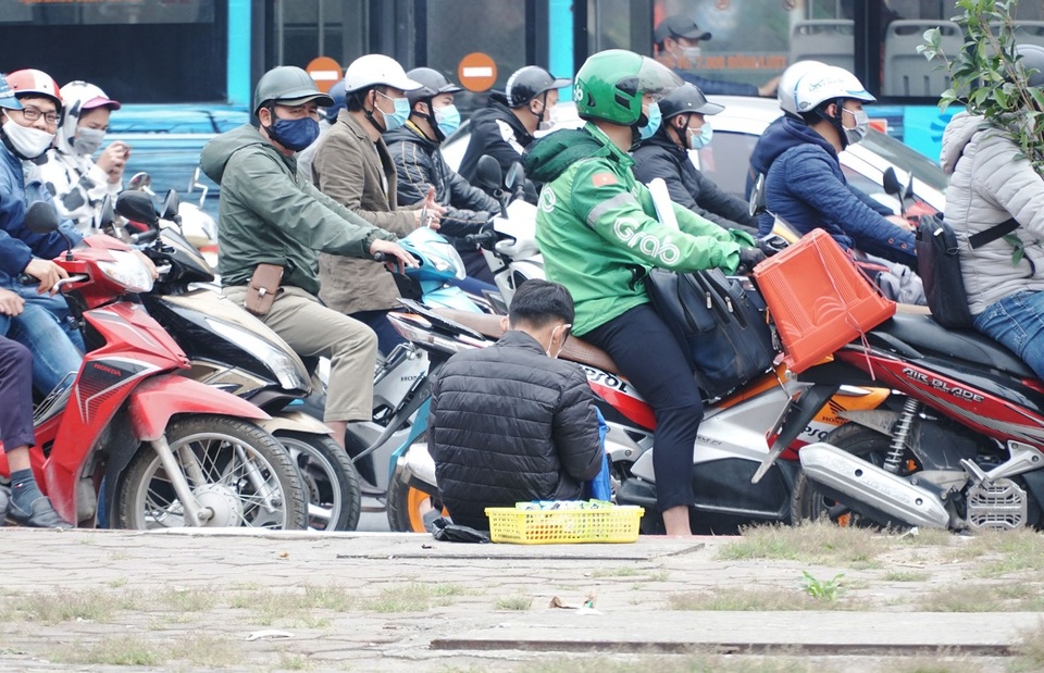 Biệt đội ăn xin nhí đội lốt hàng rong chèo kéo khách ở Hà Nội - 1 Biệt đội ăn xin nhí đội lốt hàng rong chèo kéo khách ở Hà Nội - 1