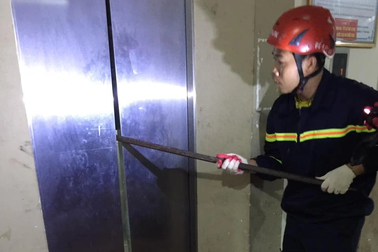 Cảnh sát dùng xà beng cạy thang máy giải cứu 2 người mắc kẹt
