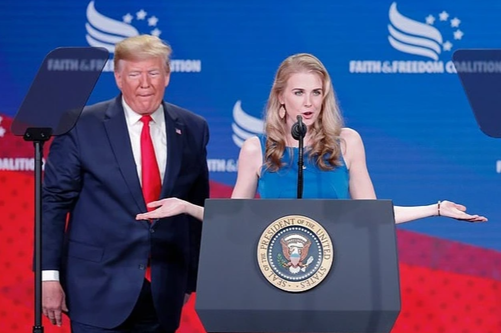 Trợ lý mới của cựu Tổng thống Trump gây chú ý - 1 Trợ lý mới của cựu Tổng thống Trump gây chú ý - 1