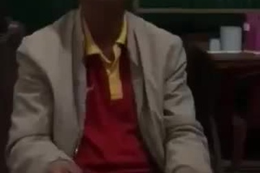 Các hộ dân bức xúc trước thông báo về việc phải tháo dỡ hàng loạt ki ốt và các lô trúng đấu giá đất công tại khu vực cửa trạm giống và trạm y tế.