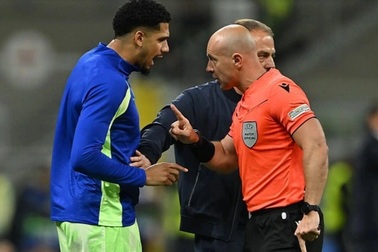 Báo giới Barcelona chỉ trích thậm tệ trọng tài, đào bới quá khứ ít ai ngờ