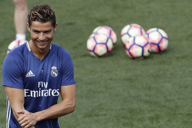 Bỏ qua nỗi buồn, C.Ronaldo nỗ lực tập luyện cùng Real Madrid