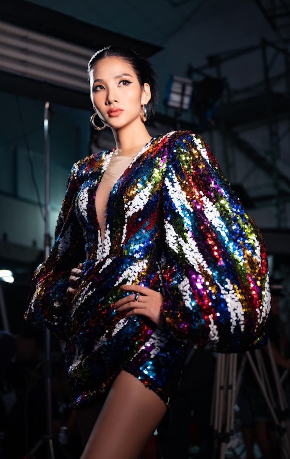 Hoàng Thùy lại đụng hàng Hương Giang - 2 Hoàng Thùy lại đụng hàng Hương Giang - 2
