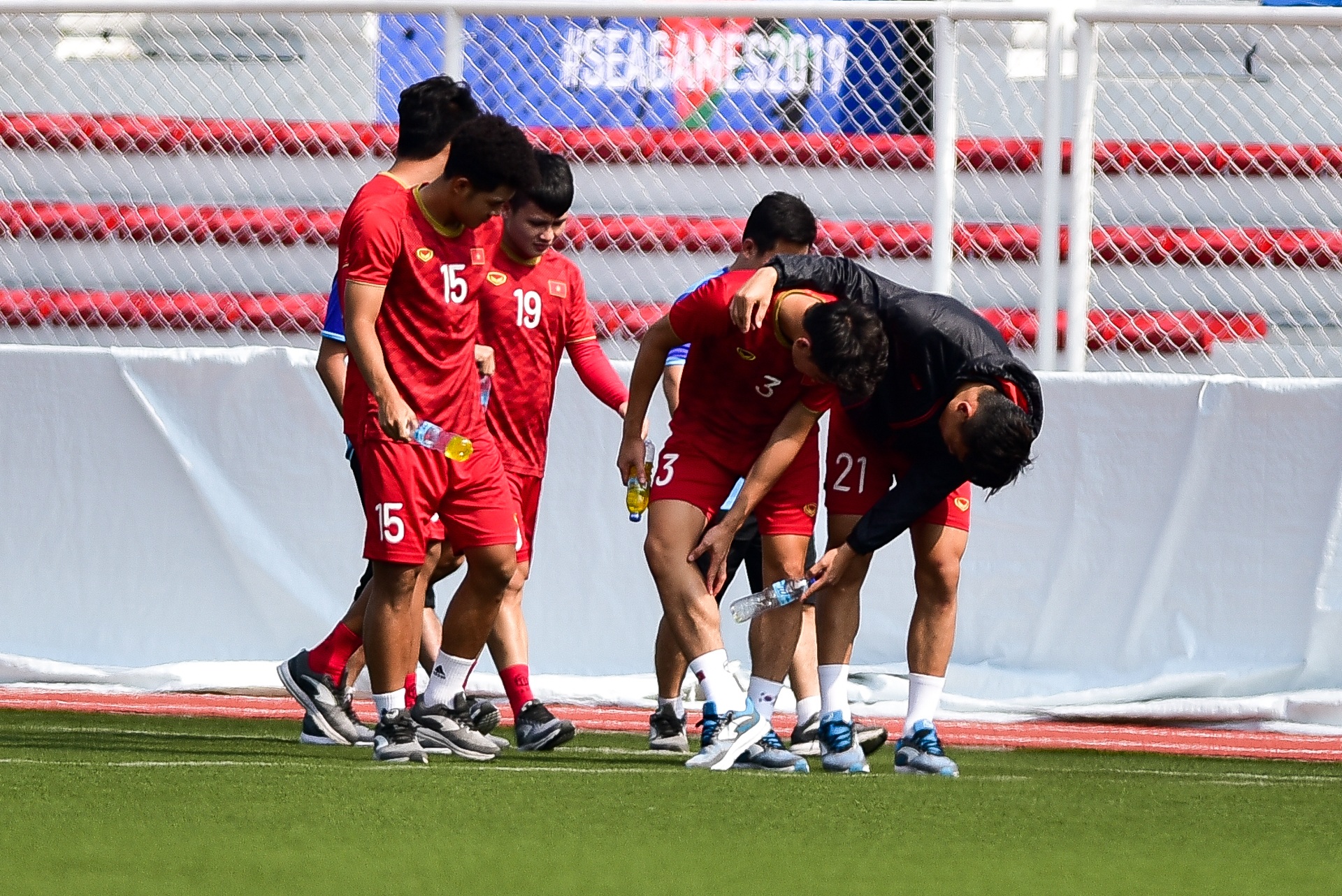 Quang Hải vẫn ra sân tập, HLV Park Hang Seo dặn dò riêng Thanh Thịnh - 12