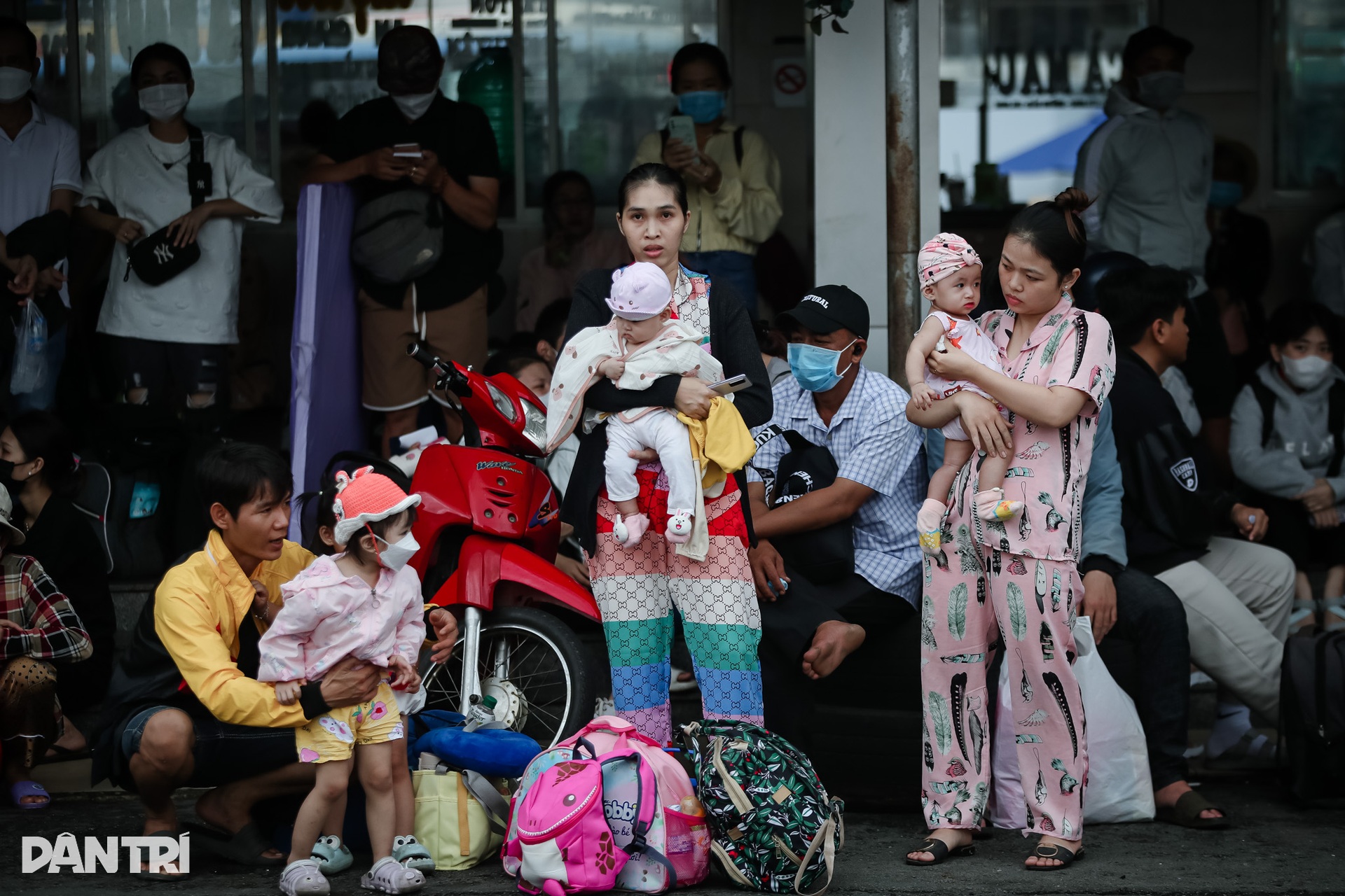 Người dân ở TPHCM vạ vật, nhích từng chút trên đường về quê nghỉ lễ - 1