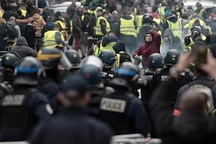 Người biểu tình Pháp chặn đường cao tốc, đốt hàng loạt trạm thu phí