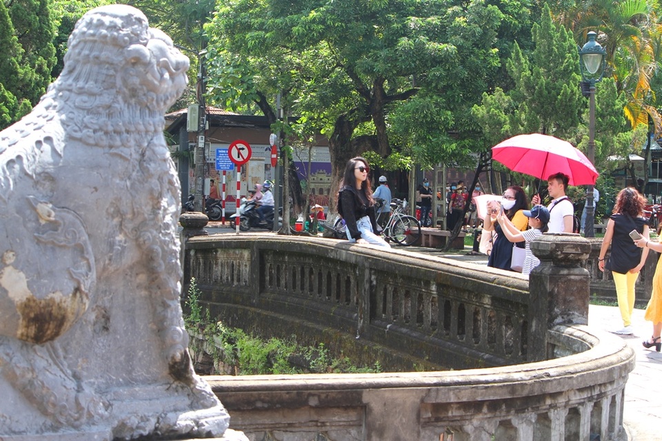 Rất nhiều người dân, du khách tham quan di tích Huế ngày 30/4 - 15 Rất nhiều người dân, du khách tham quan di tích Huế ngày 30/4 - 15