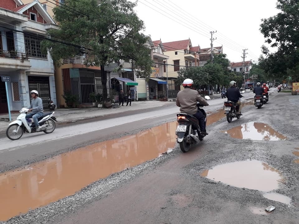 Ngán ngẩm con đường chi chít ổ gà, cứ mưa là ngập sâu giữa thành phố du lịch - 3 Ngán ngẩm con đường chi chít ổ gà, cứ mưa là ngập sâu giữa thành phố du lịch - 3