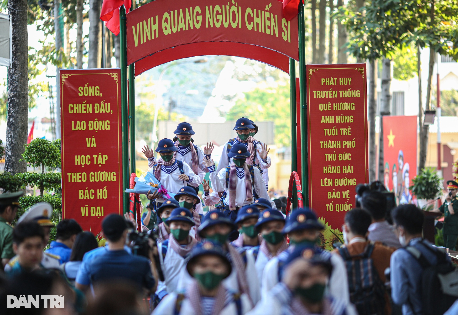 Người thân cầm bảng tìm con giữa hàng nghìn tân binh nhập ngũ ở TPHCM - 13 Người thân cầm bảng tìm con giữa hàng nghìn tân binh nhập ngũ ở TPHCM - 13