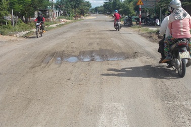 Đường hơn 10.000 tỷ đồng vừa bàn giao đã hỏng