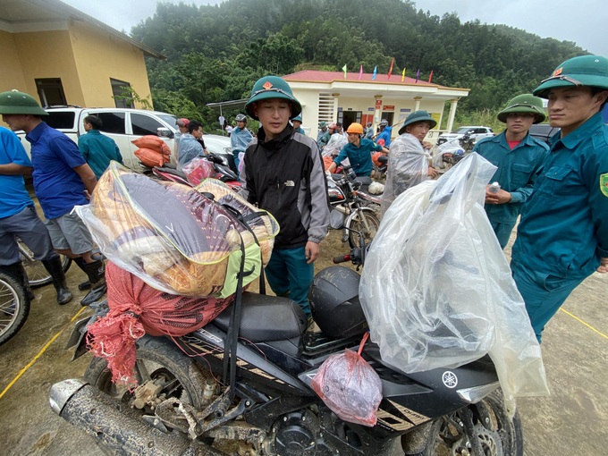 Dân quân chở nhu yếu phẩm hỗ trợ bà con vùng lũ Mù Cang Chải - 1
