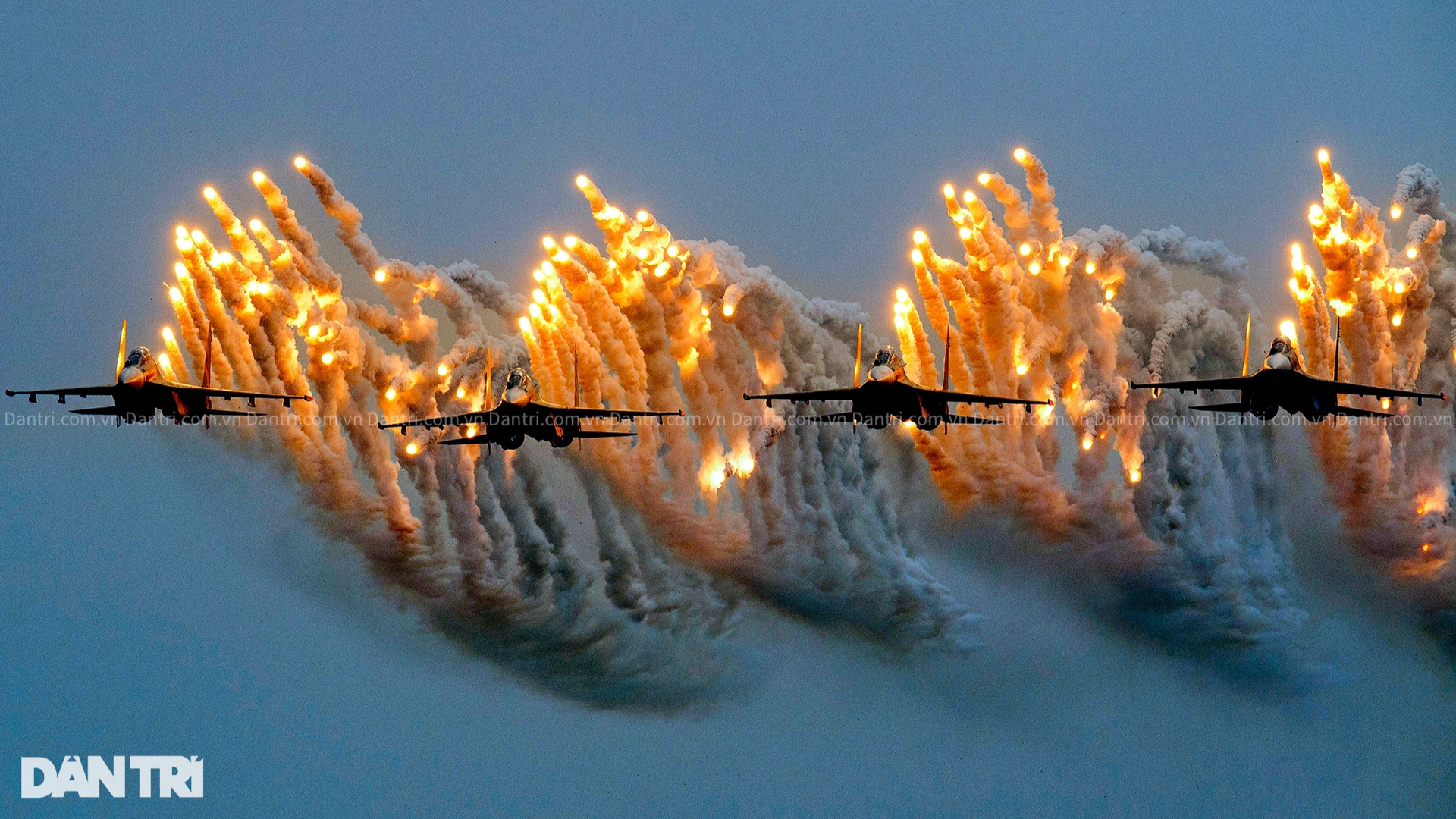 Su-30MK2 nhả đạn nhiễu rực sáng bầu trời khai mạc Triển lãm Quốc phòng - 12 Su-30MK2 nhả đạn nhiễu rực sáng bầu trời khai mạc Triển lãm Quốc phòng - 12