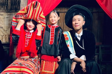 Ê-kíp "Đi giữa trời rực rỡ" nói gì khi bị tố chưa trả tiền thuê bối cảnh?