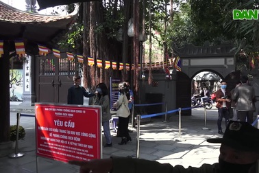 Nam thanh nữ tú bịt khẩu trang đi cầu duyên chùa Hà trong ngày lễ Tình nhân