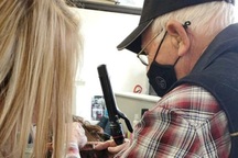 Chồng 79 tuổi học trang điểm để làm đẹp cho vợ