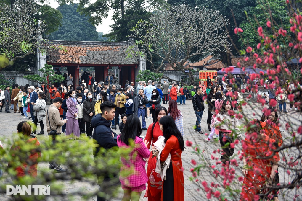 Văn Miếu chật cứng du khách sáng mùng 1 Tết, ông đồ viết chữ mỏi tay - 4 Văn Miếu chật cứng du khách sáng mùng 1 Tết, ông đồ viết chữ mỏi tay - 4