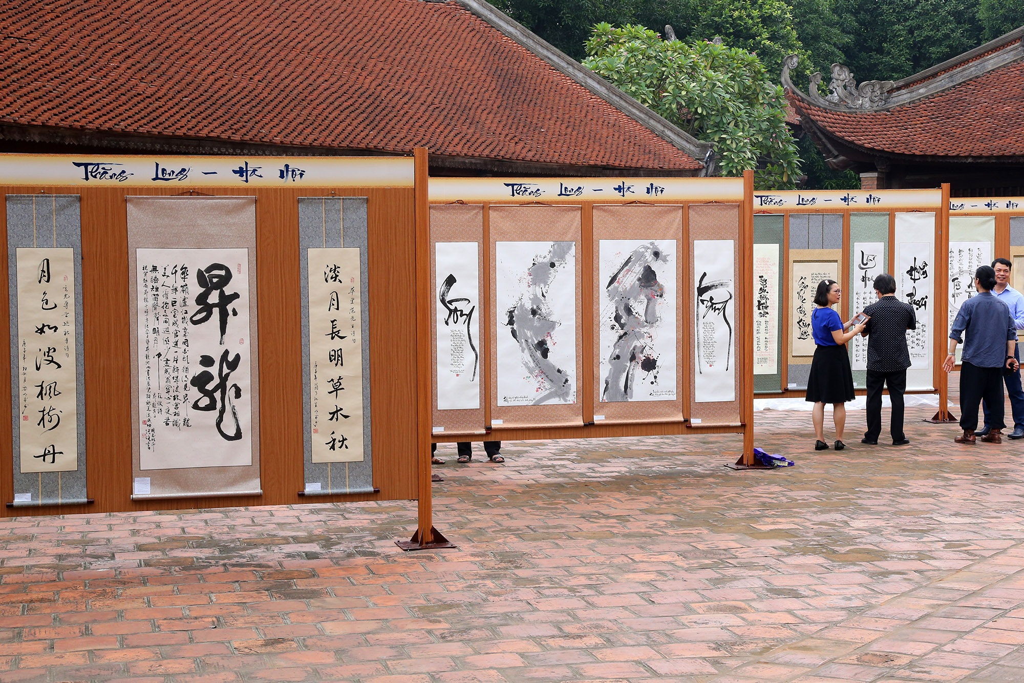 12 thư pháp gia dùng bút khổng lồ viết bức thư pháp dài 12 mét - 4 12 thư pháp gia dùng bút khổng lồ viết bức thư pháp dài 12 mét - 4