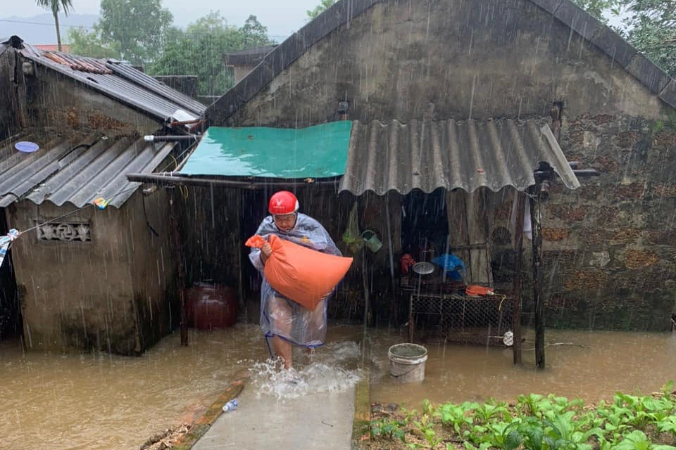 Nước tràn vào nhà, người dân tất tả sơ tán tài sản - 8