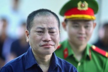 Người tự xưng Thích Tâm Phúc khóc khi ra tòa