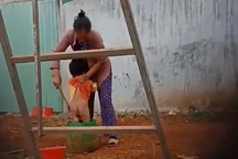 Bé trai 2 tuổi bị bảo mẫu bạo hành giữa trời giá lạnh