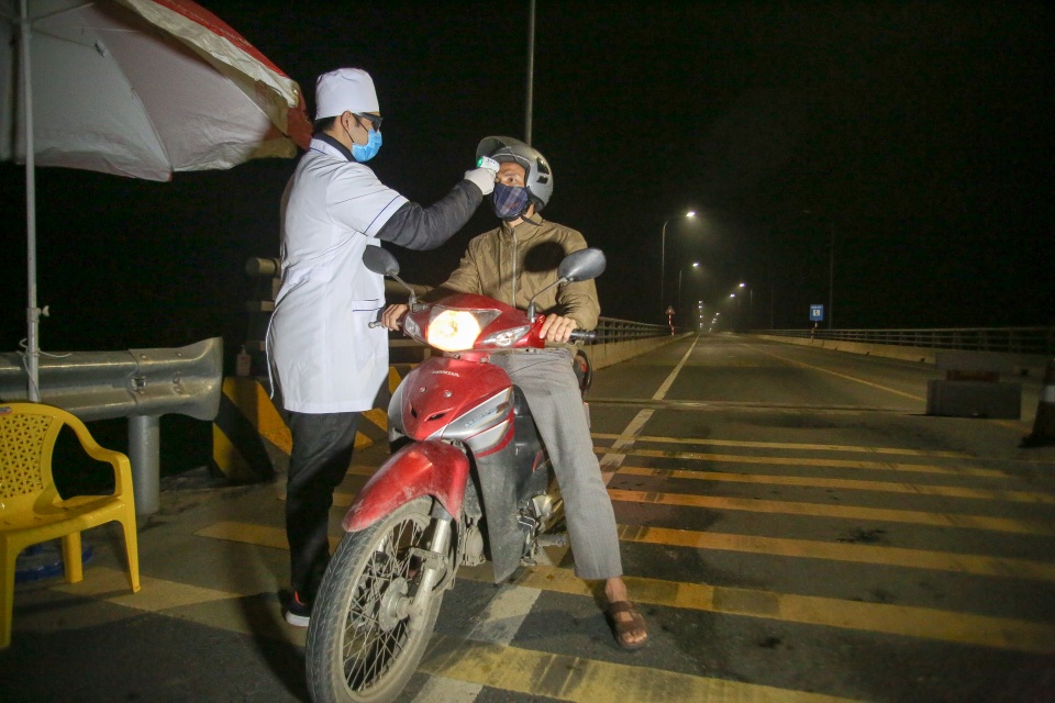 Trắng đêm đo thân nhiệt tại cửa ngõ Phú Thọ tiếp giáp Hà Nội - 7 Trắng đêm đo thân nhiệt tại cửa ngõ Phú Thọ tiếp giáp Hà Nội - 7