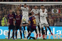 Messi bất lực trong ngày Barcelona gục ngã trước Valencia