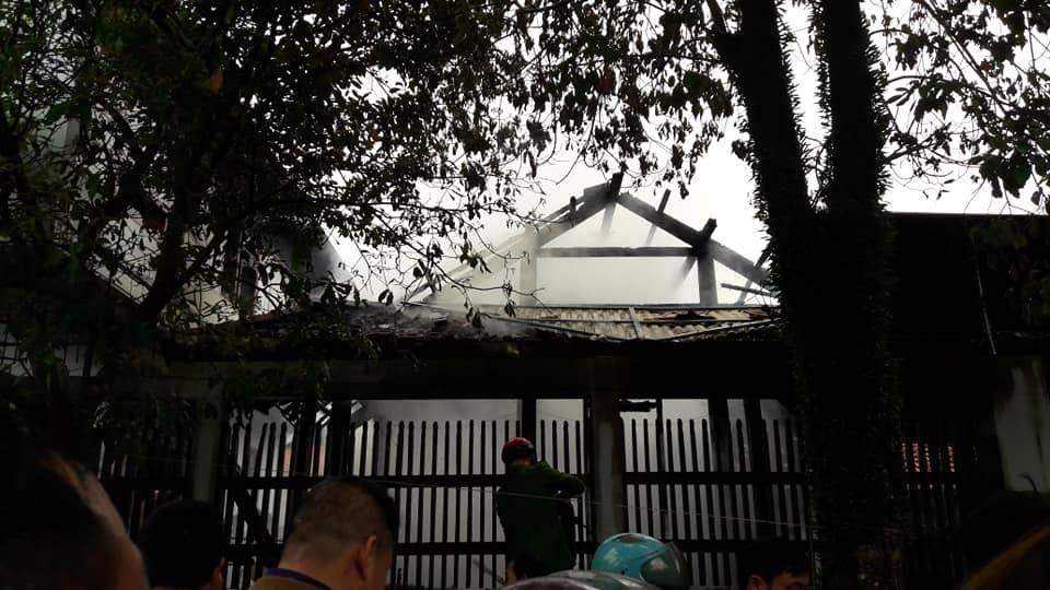 Hàng trăm người chữa cháy không cứu được ngôi nhà gỗ 3 gian - 2 Hàng trăm người chữa cháy không cứu được ngôi nhà gỗ 3 gian - 2