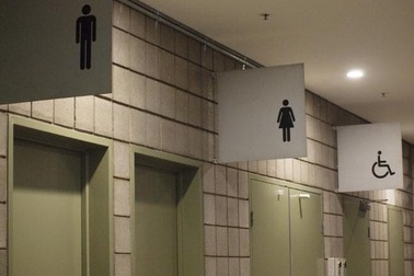 Cửa hàng bị kiện vì khách hàng chết sau khi dọn nhà vệ sinh