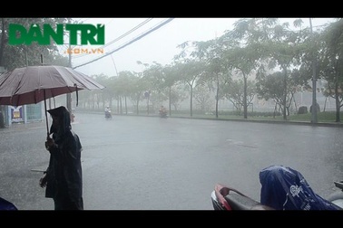 Hàng trăm nhà dân bị ngập sâu cả mét, đồ đạc nổi lênh bềnh trong nước