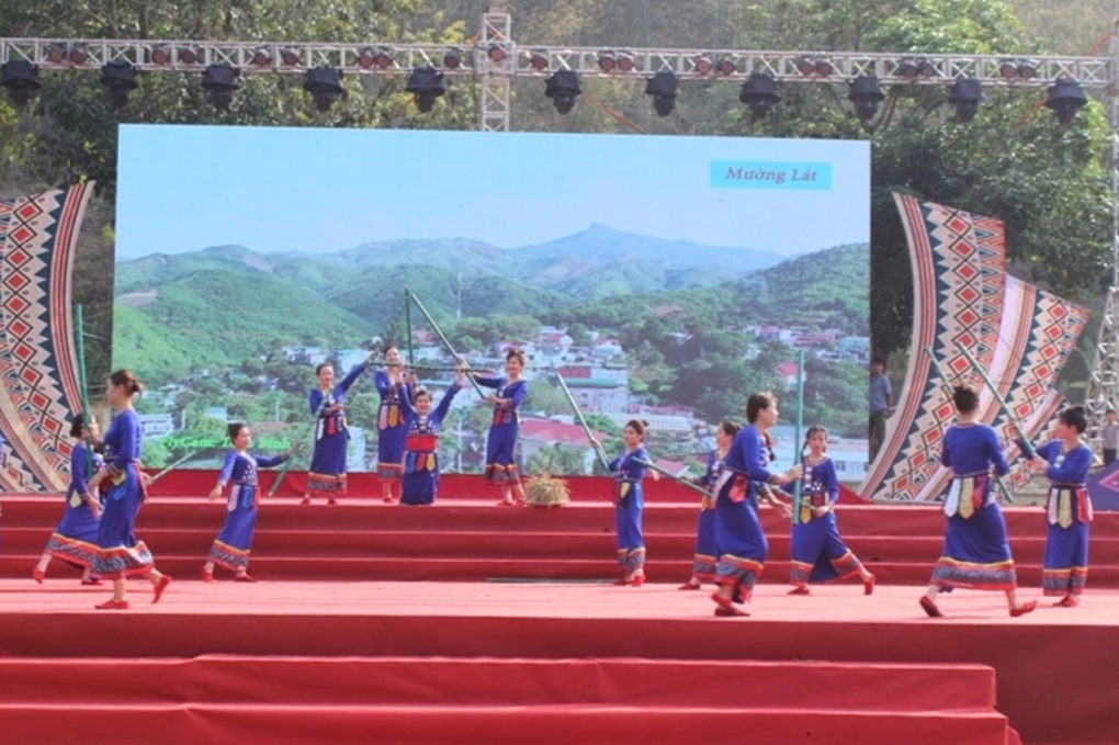 Du khách chi tiền triệu trải nghiệm bay dù lượn ở phiên chợ vùng cao - 1