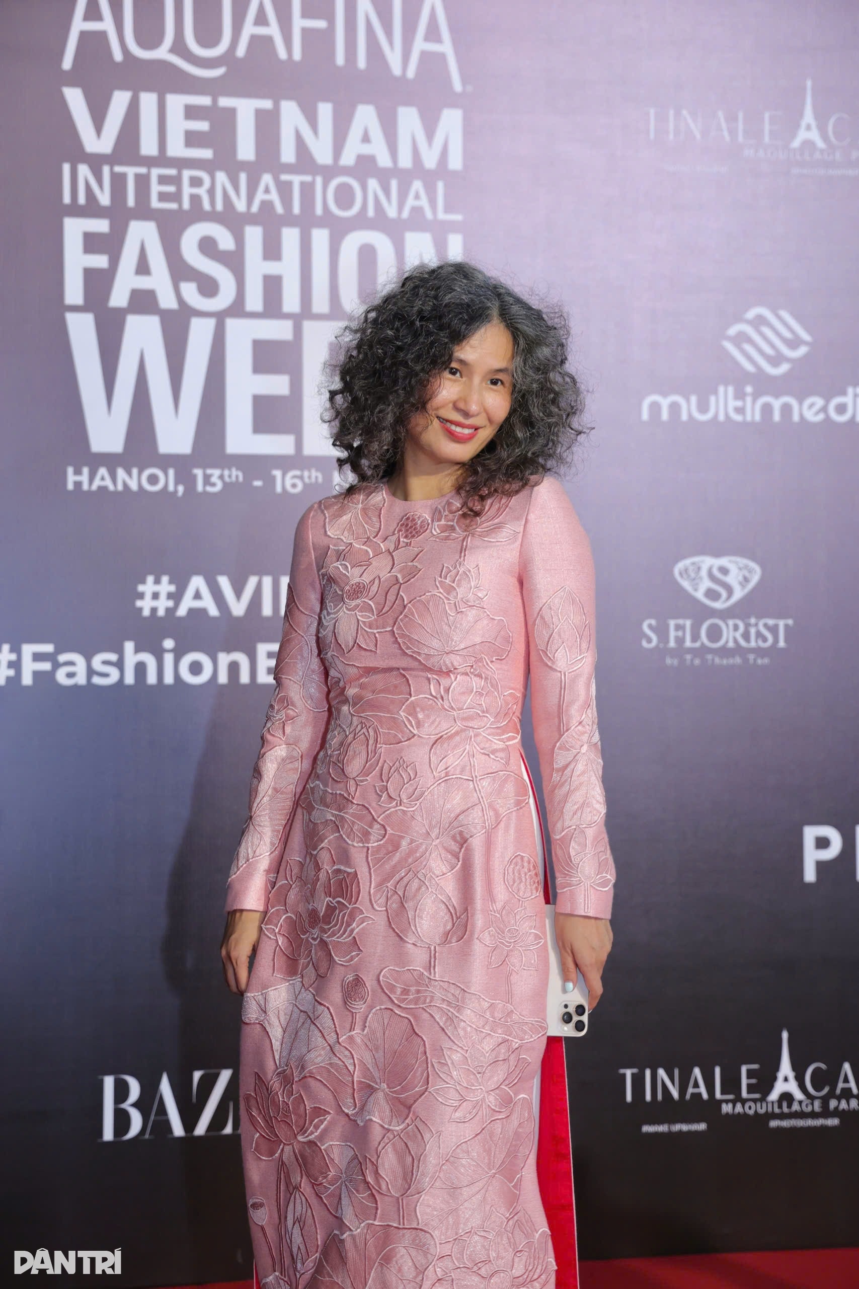 Thanh Huong e o vice-campeão Dao Hien usam vestidos sem alças para exibir suas curvas sensuais - 11 Thanh Hương, Á hậu Đào Hiền diện váy cúp ngực khoe đường cong nóng bỏng - 11