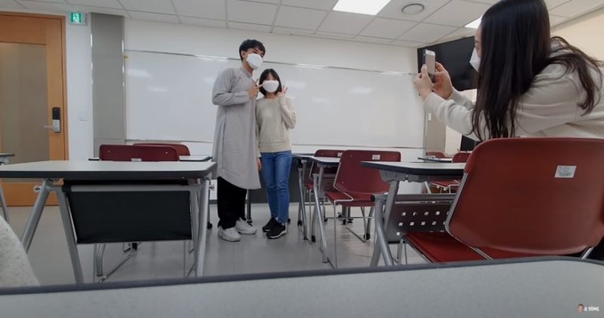 Chàng du học sinh Việt tự hào diện áo dài nguyên tuần ở Hàn Quốc - Ảnh 2. Chàng du học sinh Việt tự hào diện áo dài nguyên tuần ở Hàn Quốc - Ảnh 2.
