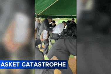 Quan tài bỗng rơi thẳng xuống huyệt, suýt chôn sống cả đoàn người khiêng