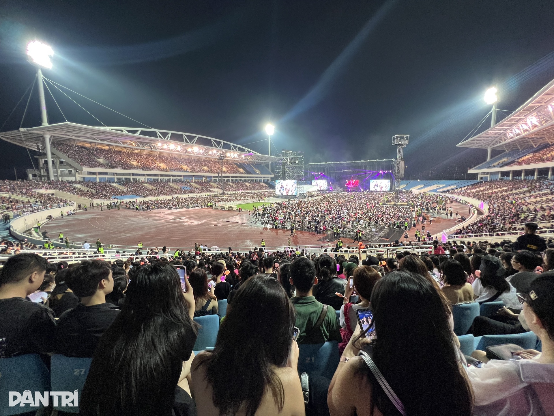 Blackpink chiều lòng khán giả Việt trong đêm nhạc 30.000 người xem - 5 Blackpink chiều lòng khán giả Việt trong đêm nhạc 30.000 người xem - 5