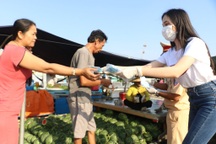 Ngành du lịch Cần Thơ phát khẩu trang cho thương hồ Chợ Nổi Cái Răng