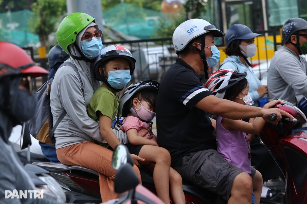 Trẻ em ngủ gục trên xe máy theo cha mẹ trở lại Hà Nội sau kỳ nghỉ lễ - 9 Trẻ em ngủ gục trên xe máy theo cha mẹ trở lại Hà Nội sau kỳ nghỉ lễ - 9