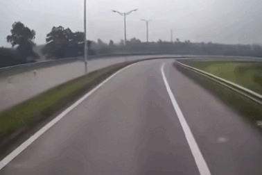 Chặn đứng người phụ nữ lái ô tô đi ngược chiều trên đường dẫn vào cao tốc