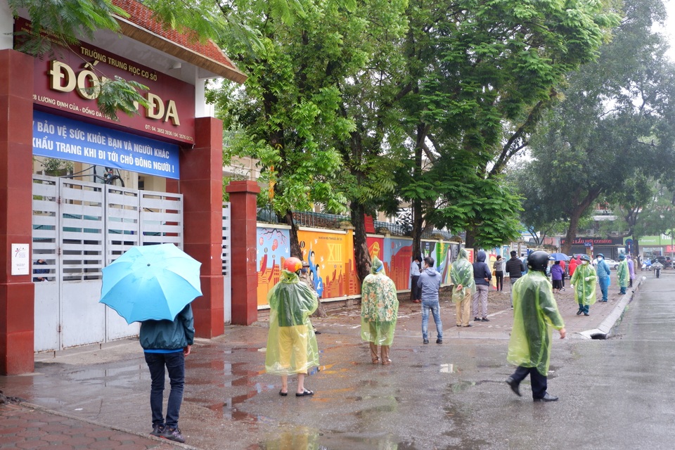 Hàng trăm người dân “đội mưa” chờ xét nghiệm Covid-19 trong ngày Giỗ Tổ - 4 Hàng trăm người dân “đội mưa” chờ xét nghiệm Covid-19 trong ngày Giỗ Tổ - 4