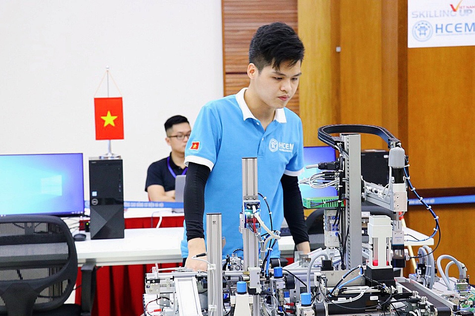 Tự hào chàng trai vàng cuộc thi nghề Cơ điện tử châu Á - Thái Bình Dương - 2 Tự hào chàng trai vàng cuộc thi nghề Cơ điện tử châu Á - Thái Bình Dương - 2