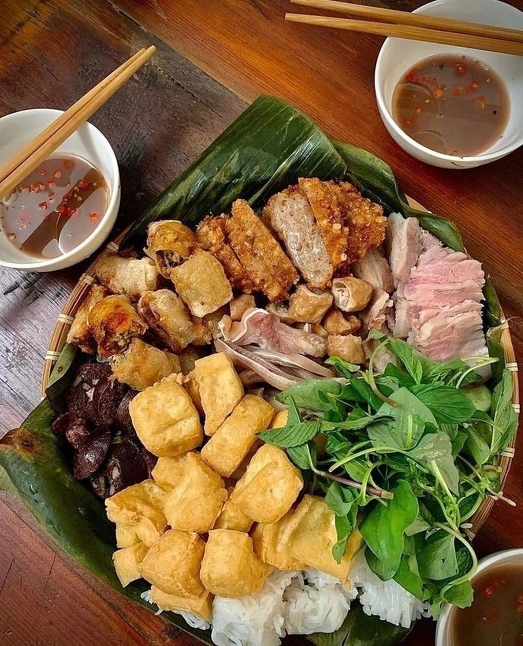 Phản ứng của du khách ngoại quốc khi lần đầu ăn thử bún đậu mắm tôm - 1 Phản ứng của du khách ngoại quốc khi lần đầu ăn thử bún đậu mắm tôm - 1