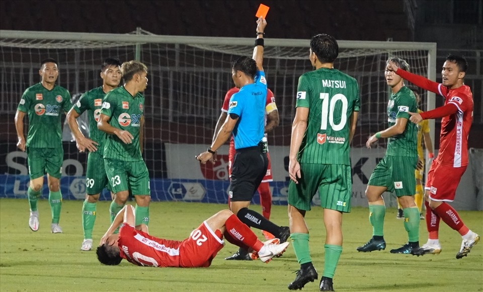 Giật cùi chỏ thô bạo, cựu tuyển thủ U23 Việt Nam nhận cái kết đắng - 2 Giật cùi chỏ thô bạo, cựu tuyển thủ U23 Việt Nam nhận cái kết đắng - 2